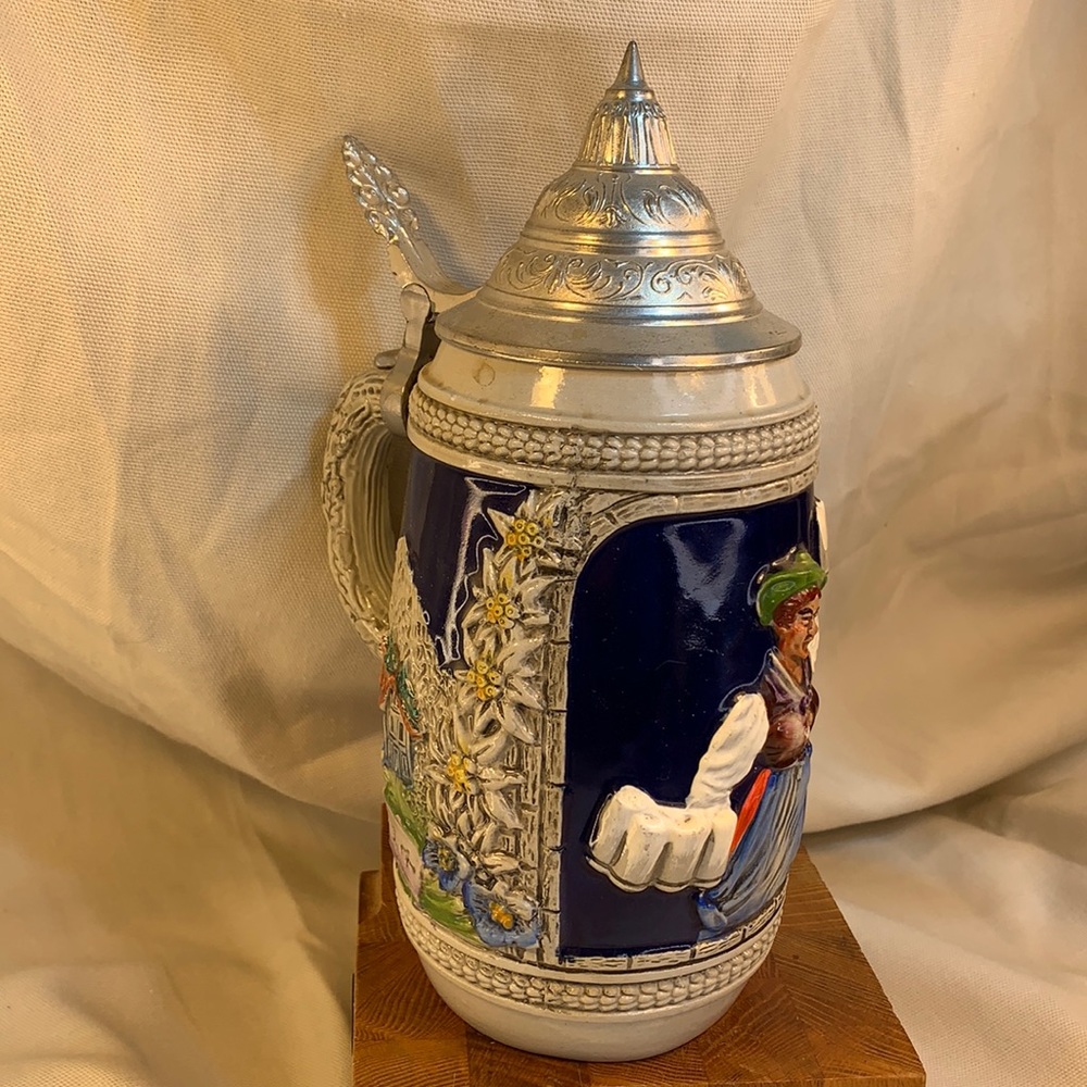 Handmade vintage beer/beir stein w/lid in EC